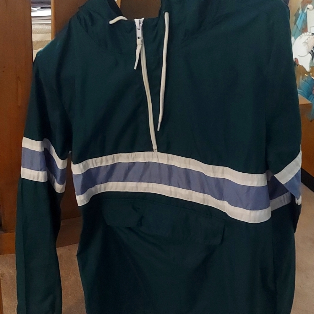Small pullover windbreaker. Zine. Emerald green, navy blue and white